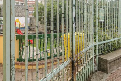 Cancelli chiusi ai Giardini Pinna di Nuoro