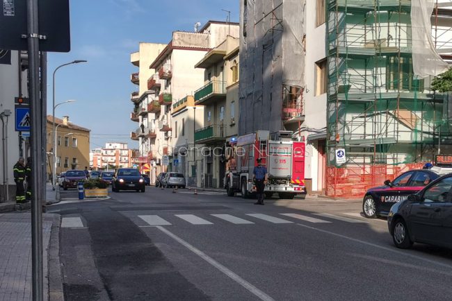 Carabinieri e Vigili del fuoco in Via Trieste