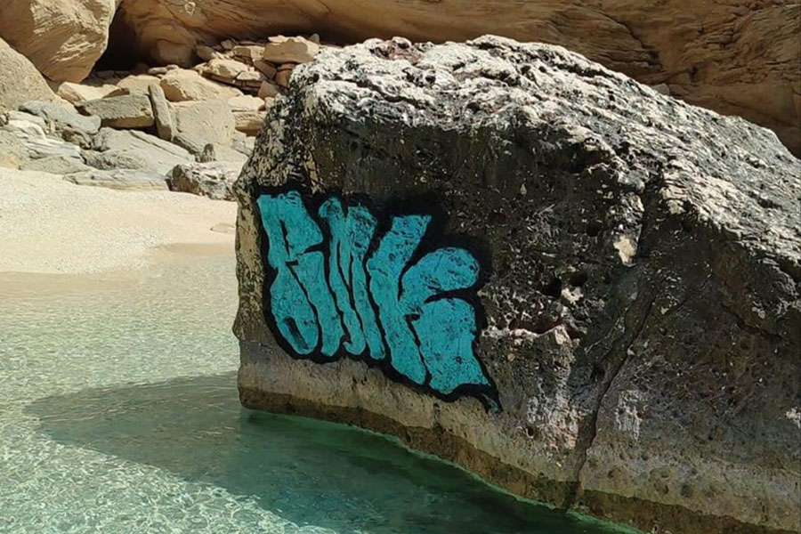 Sfregio ambientale a Cala Mariolu: scoglio imbrattato dai vandali con le bombolette spray