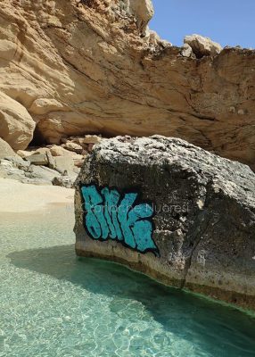 Graffiti alla spiaggia di Isuili, vicino Cala Mariolu
