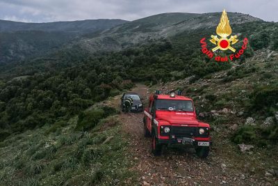 I Vigili del fuoco trainano l'auto dei turisti