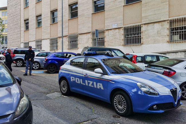 I rilievi sull'auto del malvivente (foto S.Novellu)