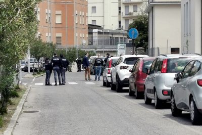 I rilievi sull'auto in via Brigata Sassari (foto S.Novellu)