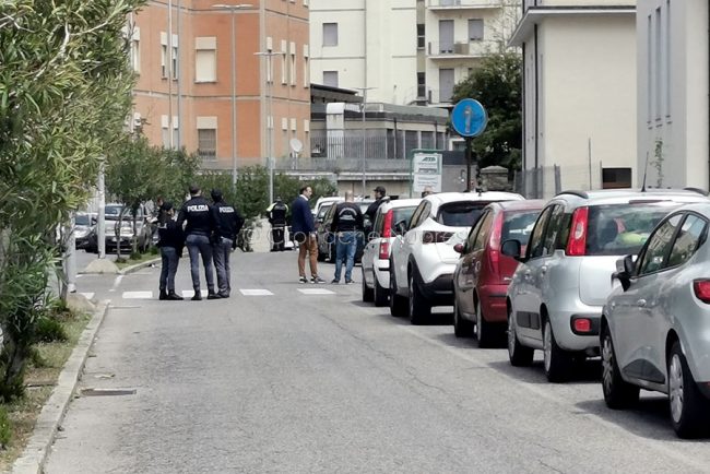 I rilievi sull'auto in via Brigata Sassari (foto S.Novellu)