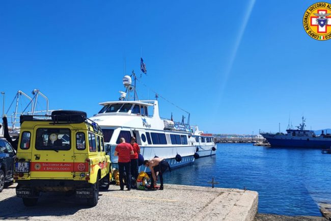 I soccorritori al porto di Cala Gonone