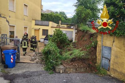 Il muro crollato in via Ubisti