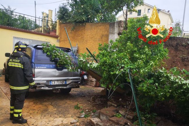 Il muro crollato in via Ubisti