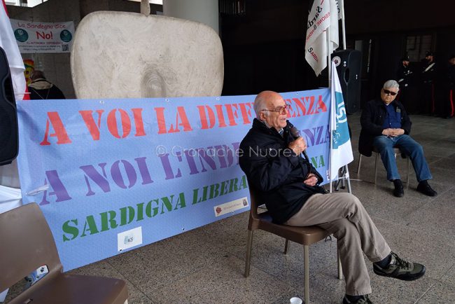 Il sit-in contro l'autonomia differenziata (foto M.Mameli)