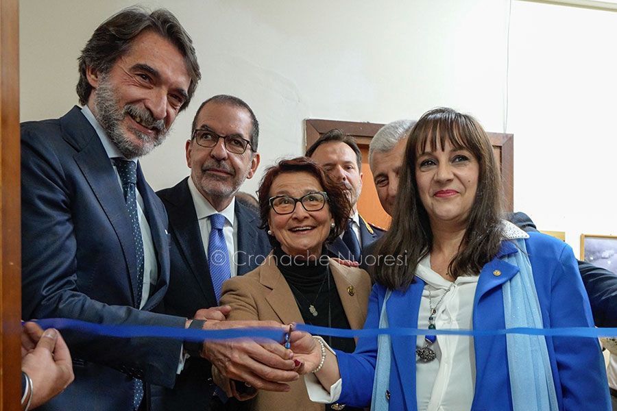Inaugurata a Nuoro “Una Stanza tutta per sé”: per aiutare le donne a difendersi dalla violenza di genere – VIDEO