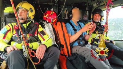 Il turista a bordo dell'elicottero dei VVF