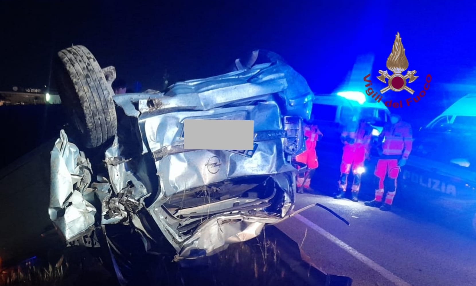 Tragedia della strada nella notte: 52enne vola con l’auto da un cavalcavia della 131, si ribalta e muore
