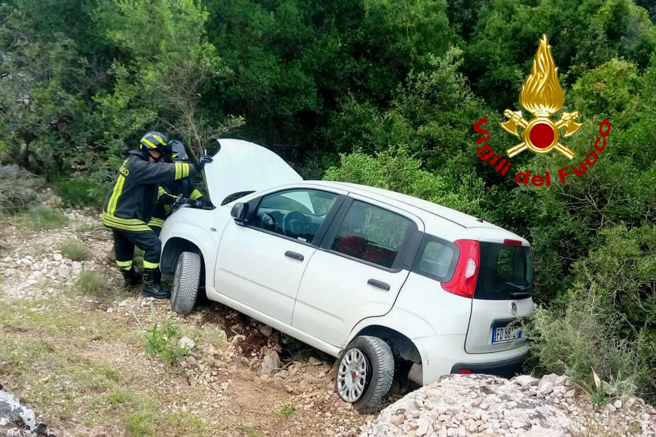 Per evitare un camper finisce in un burrone nella valle di Lanaitto: ferita una donna