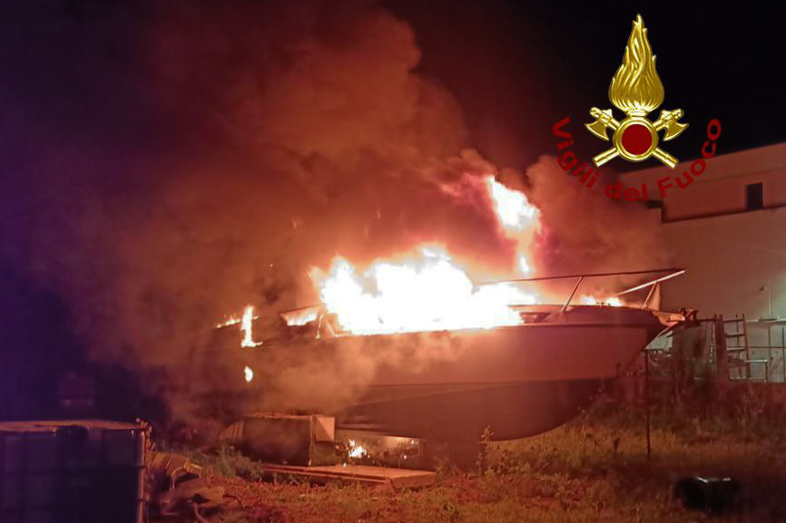 Attentato incendiario a Bosa: imbarcazione data alle fiamme nella notte