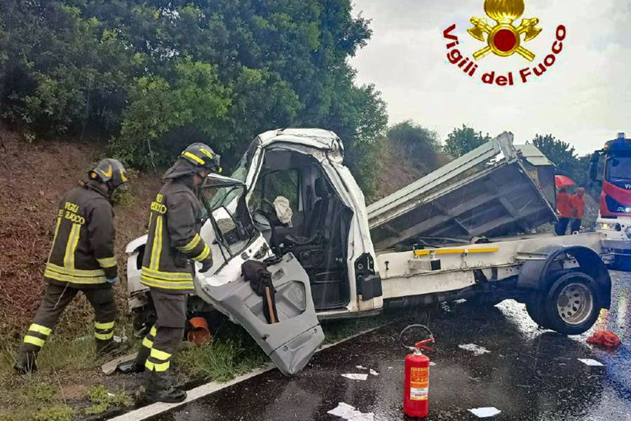 Tragedia della strada nel Nuorese. Esce di strada con l’autocarro, ha un arresto cardiaco e muore