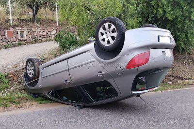L'auto ribaltata dopo l'incidente