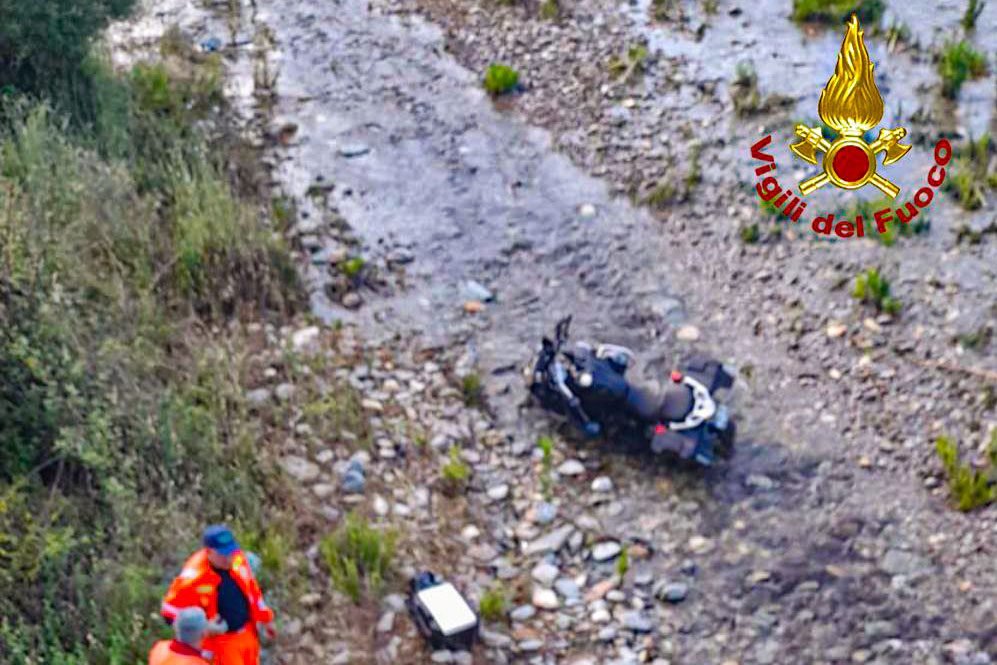 Perdono il controllo della moto e volano da un ponte alto sei metri: un morto e una donna ferita gravemente