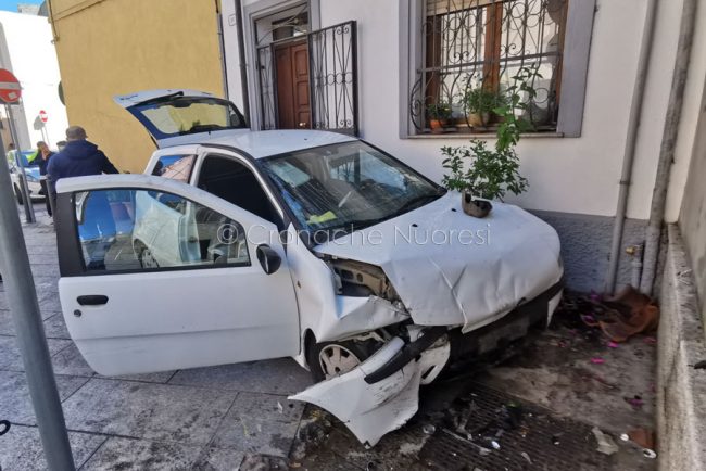 La scena dell'incidente in via Roma (foto Novellu)