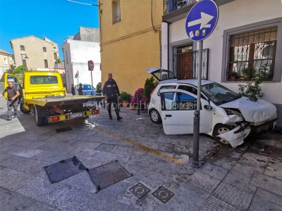 La scena dell'incidente in via Roma (foto Novellu)