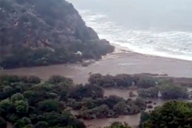 La spiaggia di Cala Luna allagata