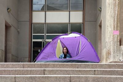 La tenda piazzata davanti alla facolta' di Giurisprudenza di Cagliari