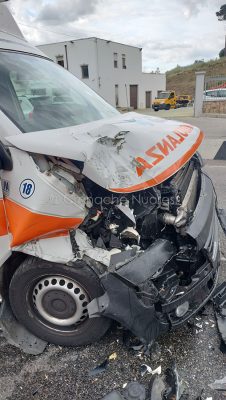 L'ambulanza dopo l'incidente