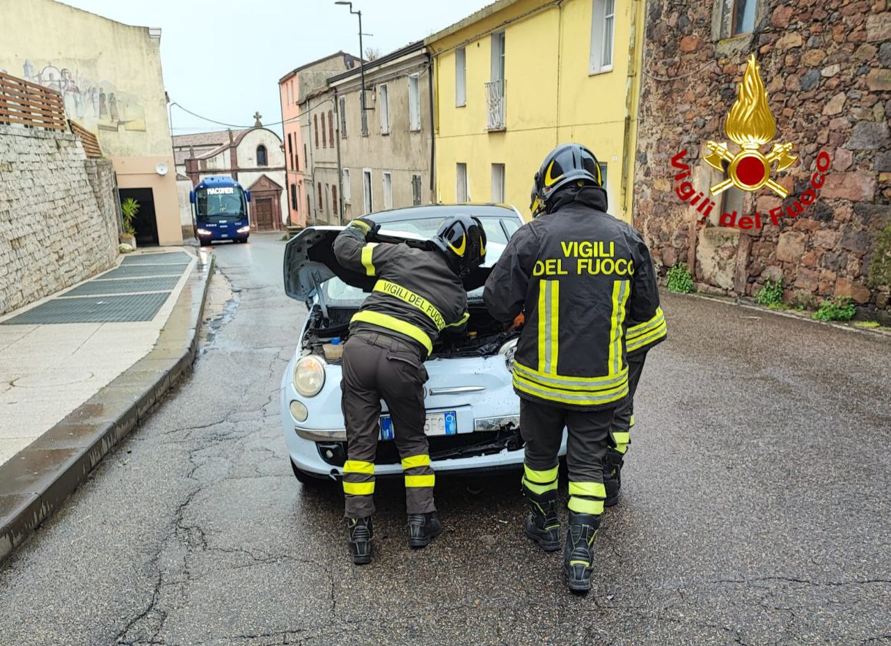Scontro tra una Fiat 500 e un pullman ARST nel corso di Macomer: un 33enne in ospedale a Nuoro
