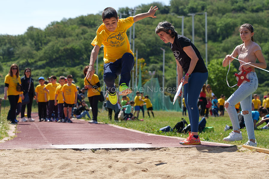 Nuoro. Sana competizione e divertimento: 500 bambini delle Primarie si sono sfidati nel progetto “Sport Gioventùde” – VIDEO