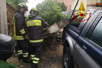 Una delle auto danneggiate dal crollo