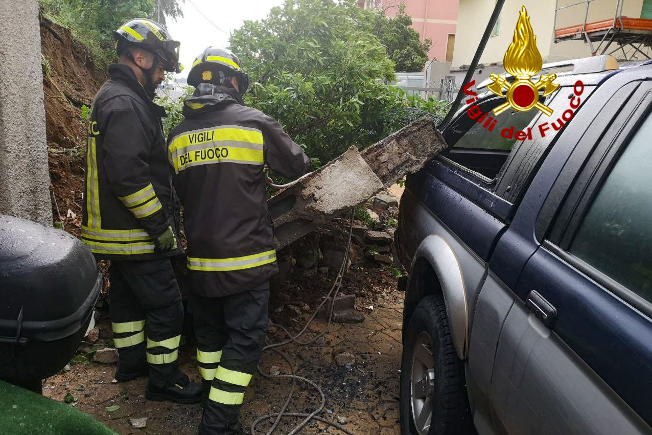 Nuoro. Uno smottamento e crolla un muro danneggiando due auto: paura in via Ubisti