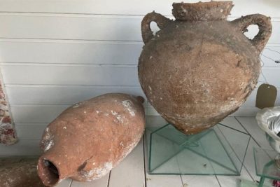 Una parte dei reperti archeologici recuperati dai Carabinieri nel 2022