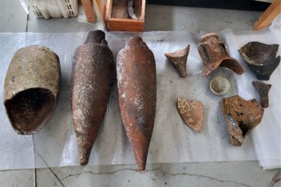 Una parte dei reperti archeologici recuperati dai Carabinieri nel 2022