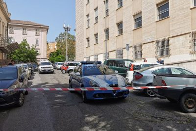 Una volante della Polizia sul luogo della sparatoria (foto S.Meloni)