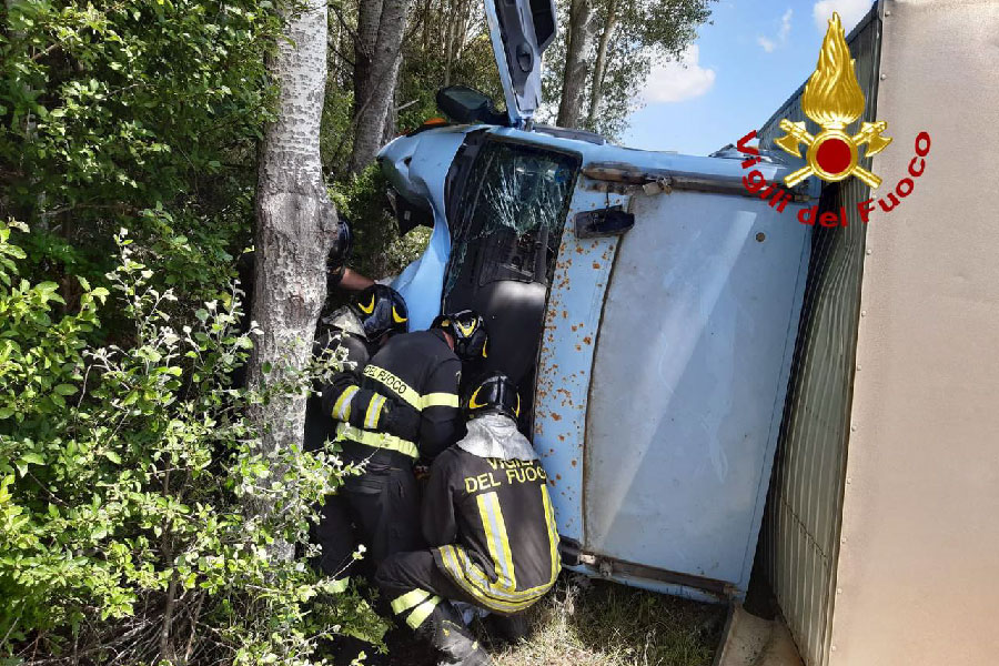 Due furgoni si scontrano e sulla 131 DCN e uno si ribalta: feriti i due conducenti