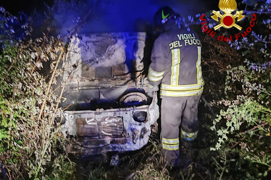Silanus: malviventi rubano un’auto e poi la distruggono dandole fuoco