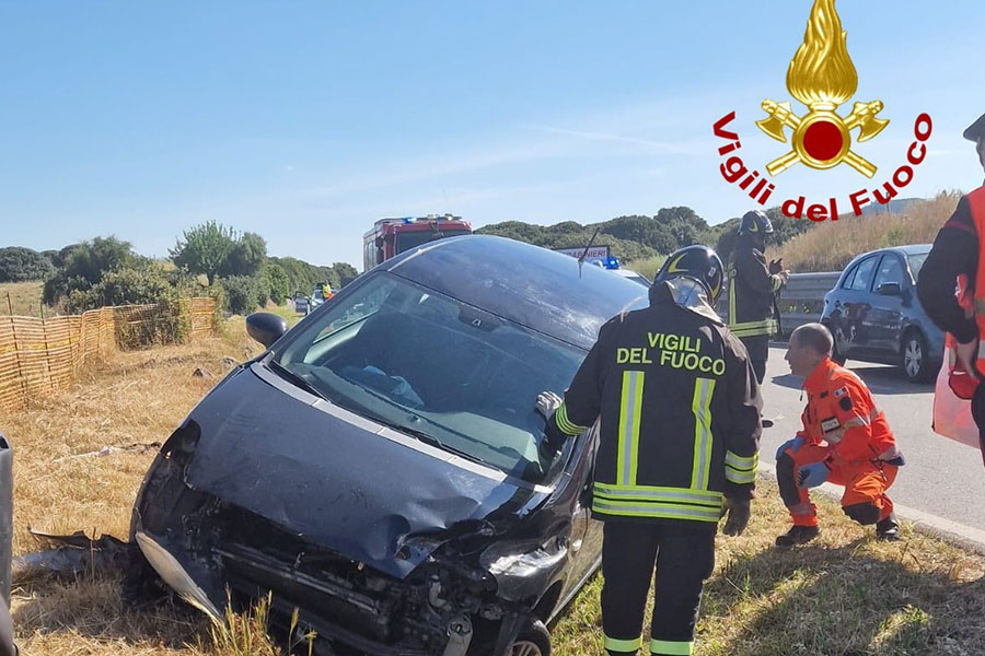 Perde il controllo dell’auto e si ribalta fuori strada sulla 131 DCN: donna finisce in ospedale