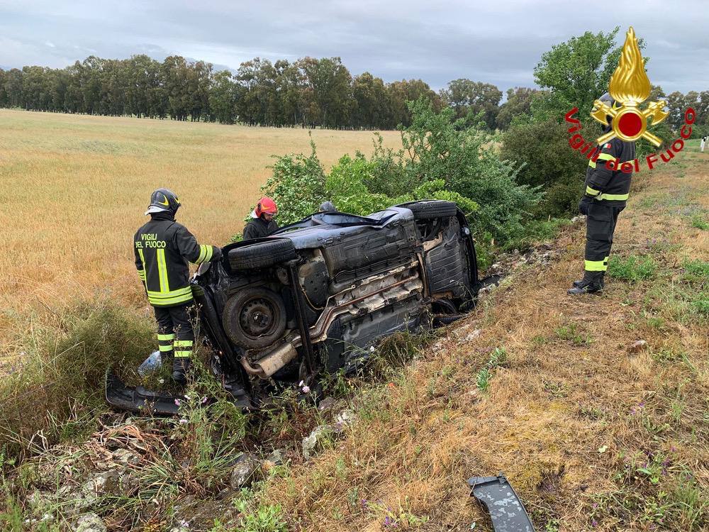 Perdono il controllo dell’auto e finiscono in cunetta: coppia in ospedale nel Nuorese