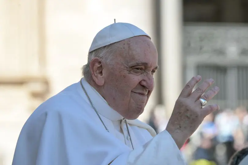 Papa Francesco incontra gli artisti e chiede di non dimenticare i poveri