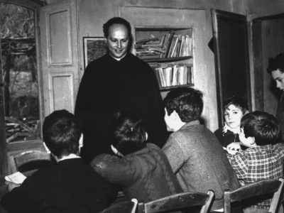 Barbiana, don Milani in aula con i suoi allievi