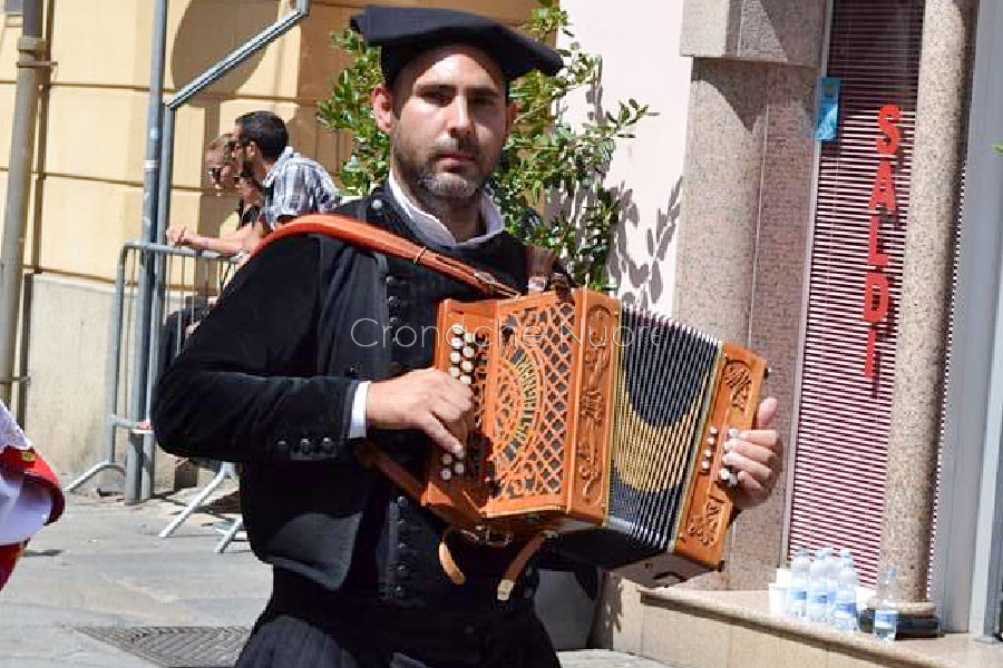 Borore: Francesco diviso tra il lavoro in poste italiane e la passione per l’organetto