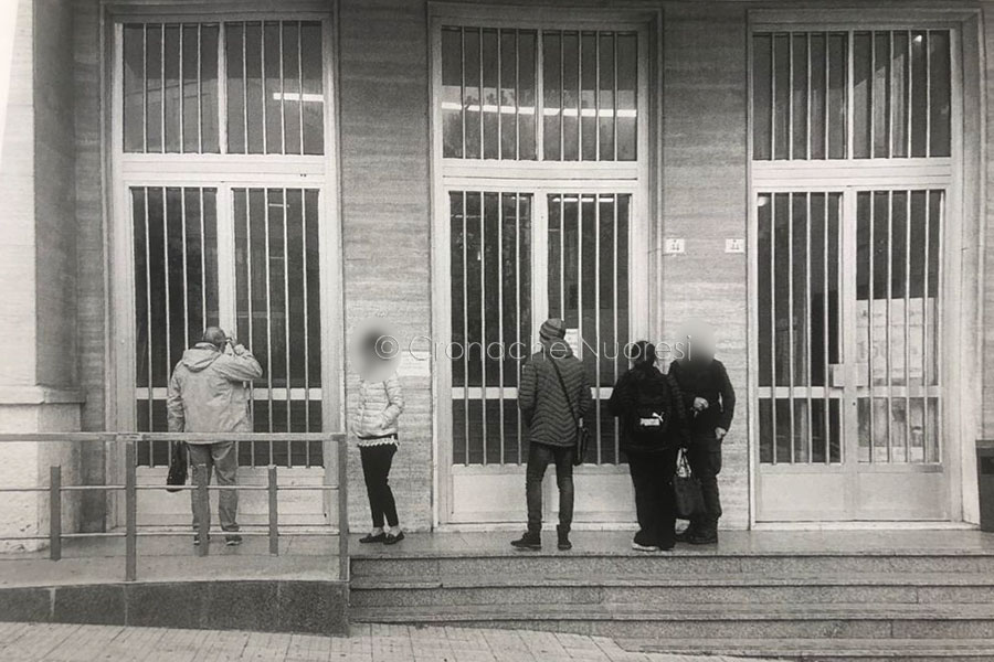 Nuoro. Dipendenti comunali costretti a fare orario in attesa che il portone del Palazzo Civico venga aperto