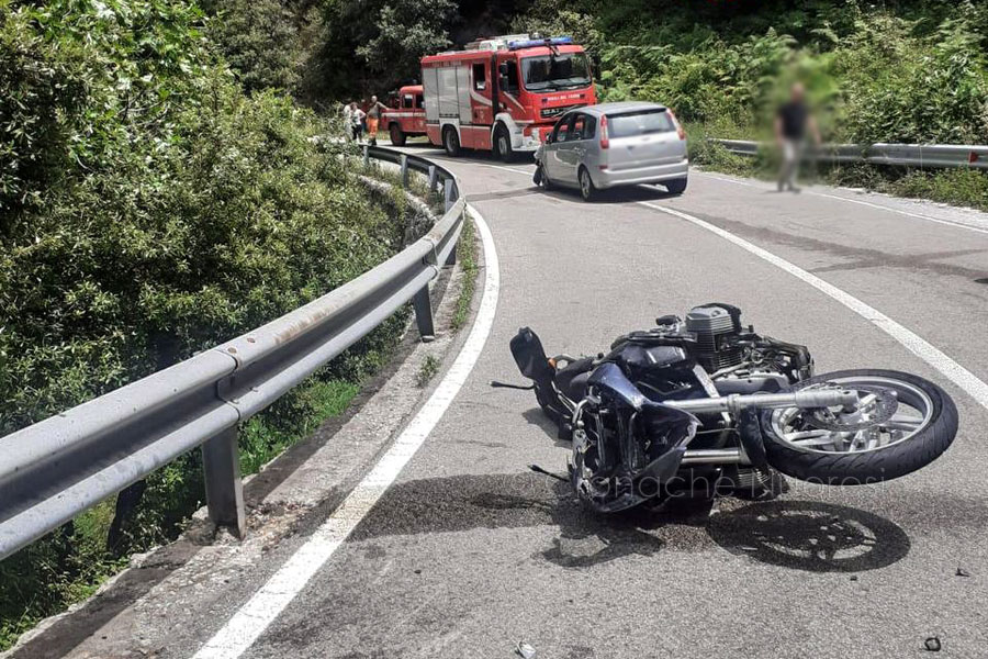 Perde il controllo della moto e si schianta frontalmente contro una Ford C-Max: turista milanese in ospedale
