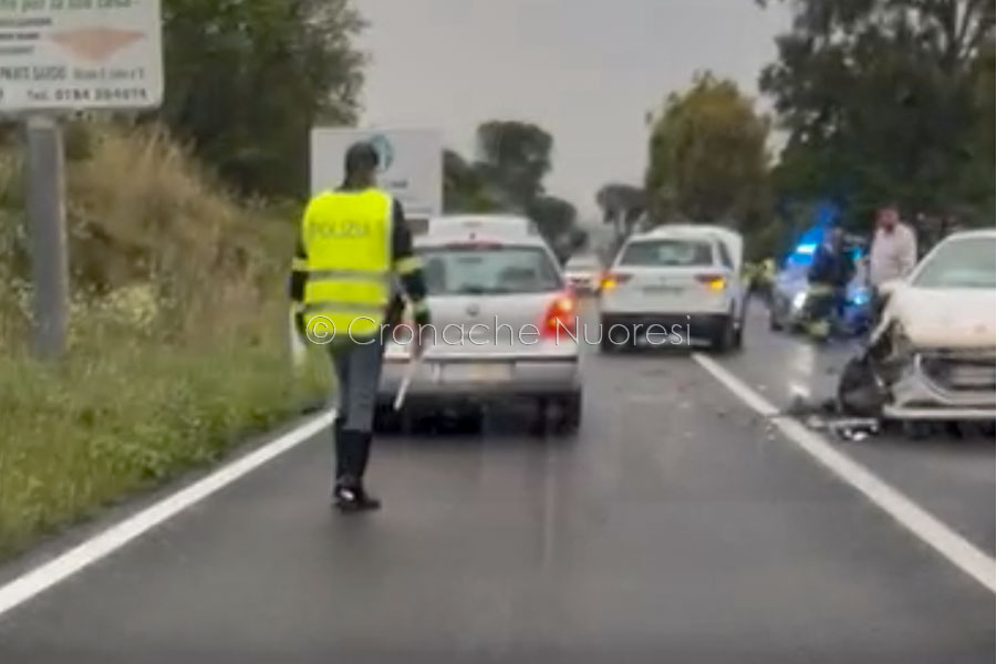 Nuoro. Scontro frontale tra un SUV e una Peugeot all’incrocio per Pratosardo: traffico rallentato – VIDEO