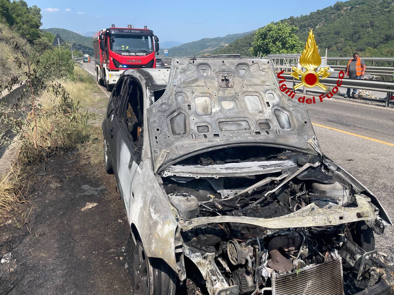 Nuoro. Auto a fuoco sulla 131 DCN: illeso il conducente, traffico bloccato