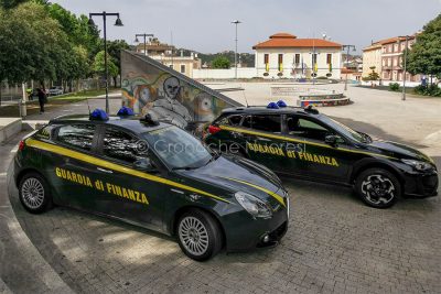 Nuoro, due mezzi della Guardia di Finanza (foto S.Novellu)