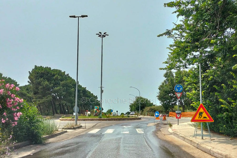 Nuoro. Da dieci giorni una enorme perdita d’acqua a Badu ‘e Carros: l’ira dei residenti