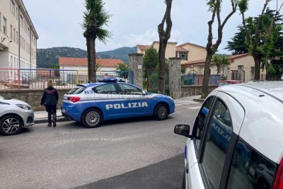 Polizia davanti alla scuola di via Malta