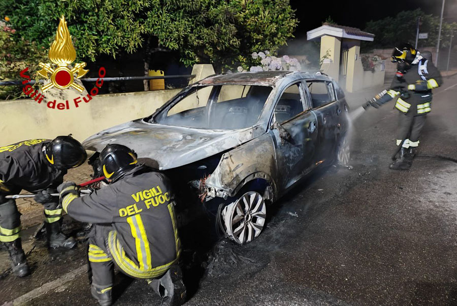 Notte di attentati incendiari nel cuore della Sardegna: nel mirino un imprenditore di Lanusei e un avvocato di Suni