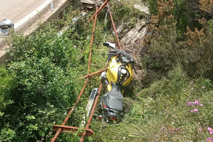 Motociclista 60enne si schianta contro il guard rail e precipita in un fossato: è grave