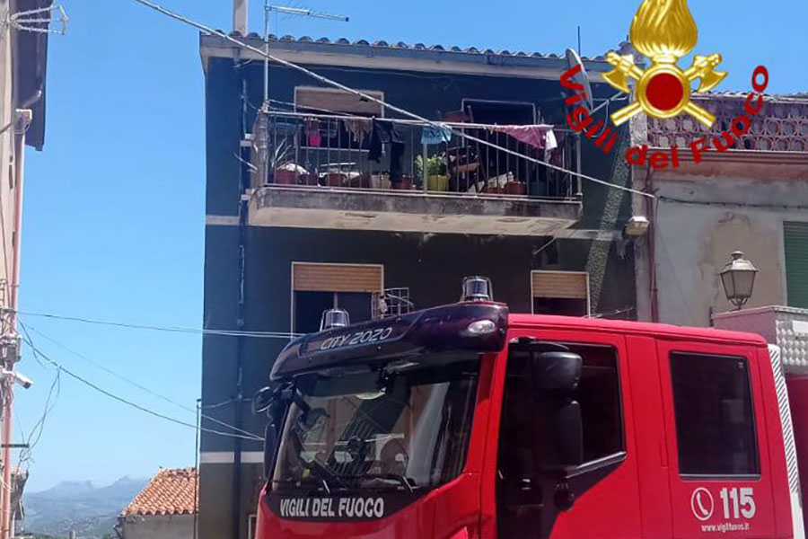 Appartamento in fiamme a Bitti: ore di lavoro per i Vigili del fuoco di Nuoro