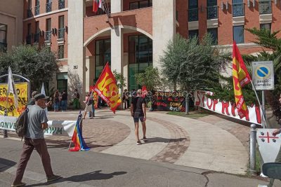 Il presidio contro la RWM a Cagliari (foto C.Bellisai)